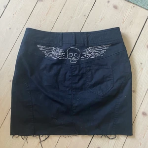 Lågmidjad kjol! - Jättecool lågmidjad kjol med en dödskalle där bak💕😍 jag har klippt den kortare men den går att klippa ännu kortare också 💗 jag är 175 cm lång!
