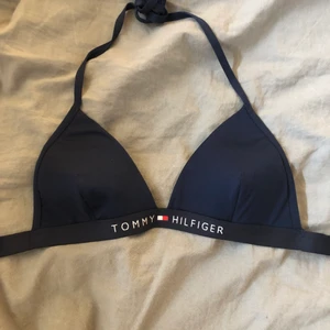 Bikiniöverdel - Tommy Hilfiger - Använd ett fåtal gånger för något år sen, säljer pga för liten! Storlek S, skulle säga att den passar en B-C kupa! Frakt tillkommer på 45kr (fraktalternativet nedan stämmer alltså inte)