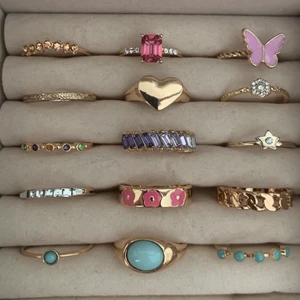 Nya fakeguld ringar! - Säljer dessa underbara ringar i fake guld, de flesta är i storlek small eller medium🥰 En för 15kr! Frakt tillkommer på 15kr, annars kan jag mötas upp i Uppsala ❤️ 