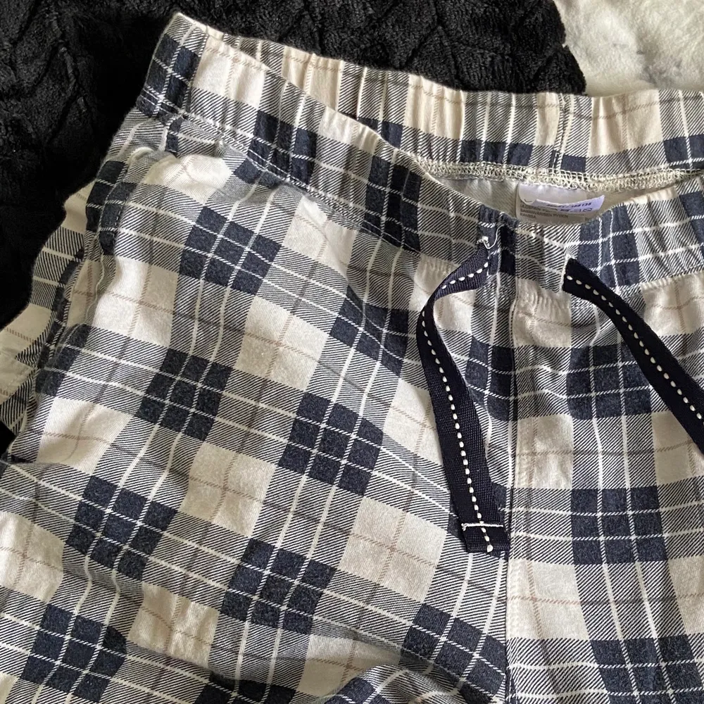 Mysiga pyjamas byxor på Kappahl. Slutsålda på hemsida. Använda 2 ggr. Pris kan diskuteras💓 . Jeans & Byxor.