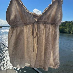 Zara topp - Säljer denna otroligt populära toppen från zara, nästan aldrig använd, går inte att köpa längre❤️ i storlek s