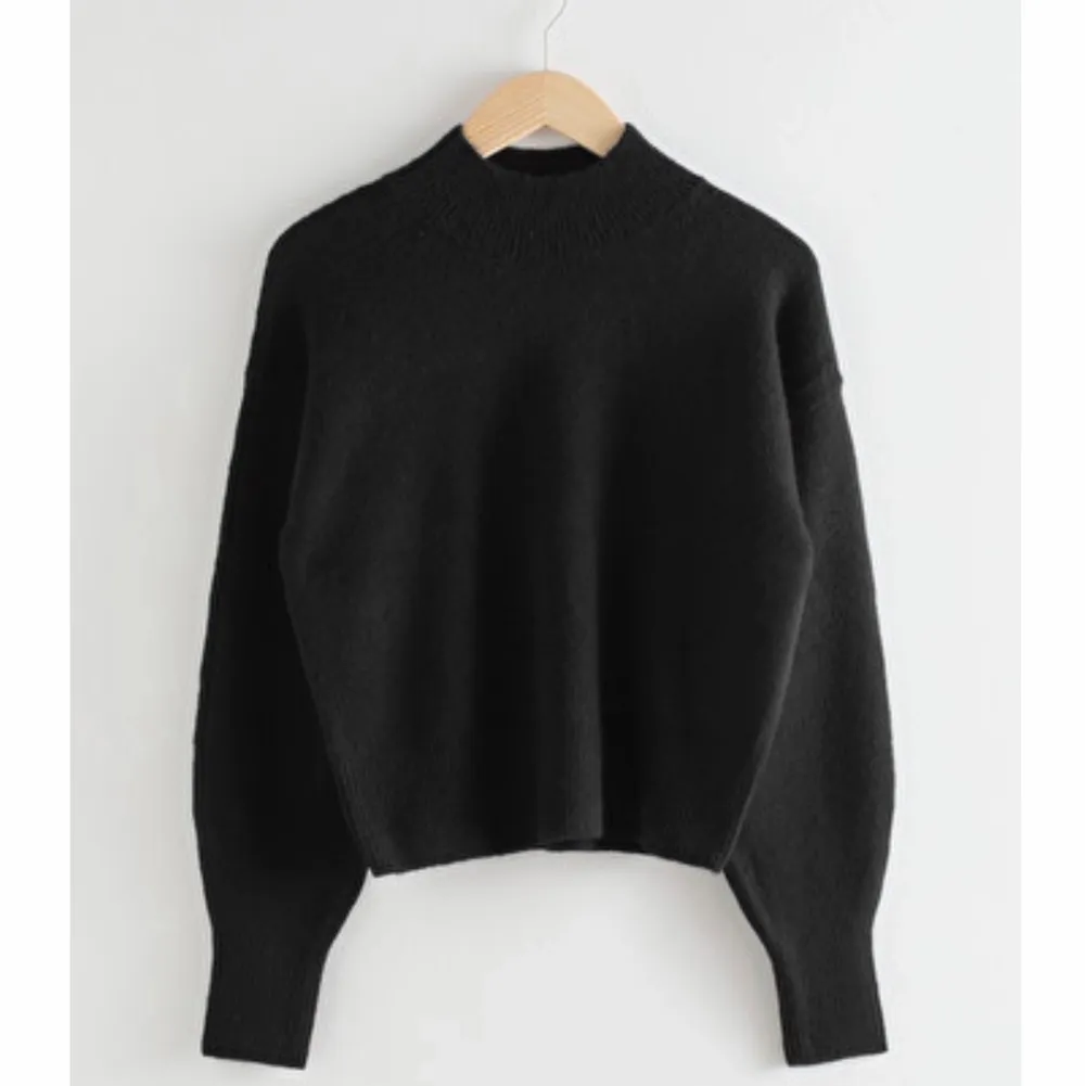 Säljer denna trendiga svarta tröja från & other stories då den inte längre kommer till användning❤️❤️. Stickat.