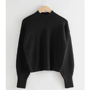 Säljer denna trendiga svarta tröja från & other stories då den inte längre kommer till användning❤️❤️