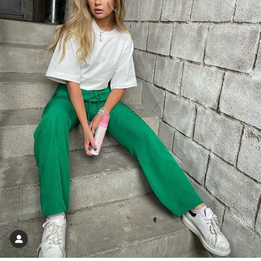 säljer mina älskade gröna byxor från zara, exakt dem som molly på bilderna har❤️ Kan självklart skicka egna bilder❤️❤️. Jeans & Byxor.