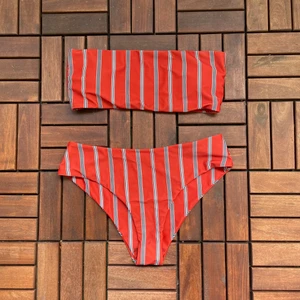 Bikini - Randig bandeau-bikini från Zaful i storlek S. Supersnygg och bekväm! Överdelen har vaddering som går att plocka ur. Använd ca 2-3 ggr, hittar ingenting att anmärka på.  75kr för både över- och underdel, vill man bara köpa överdelen kan priset diskuteras 🥰