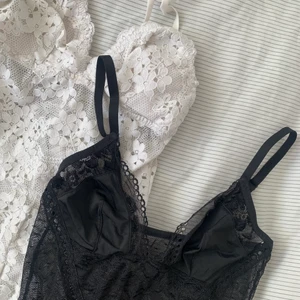 Spetsbodys i XS - Spetsbodys is XS/XXS, en vit en svart från h&m. 70kr för båda, 40kr för en! 