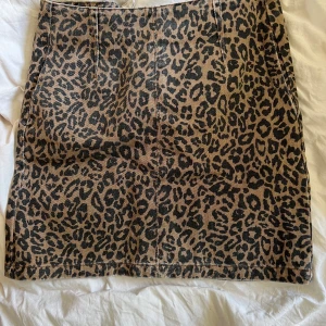 Leopard jeans kjol - Jätte fin och skön, är i stlk 34 och skulle säga att den sitter som en 34 oxå😊 jag kan frakta men köparen står för frakten 😊