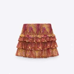 Jag SÖKER denna kjol från zara i storlek xs till rimligt pris!💕 är det någon som kan tänka sig att sälja är det bara att höra av sig!