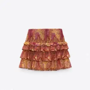 Jag SÖKER denna kjol från zara i storlek xs till rimligt pris!💕 är det någon som kan tänka sig att sälja är det bara att höra av sig!
