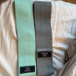 Träningsband  - Säljer för 7kr st eller båda för 10 +  frakt. Den blåa är lätt motstånd och den grå är medium motstånd ☺️