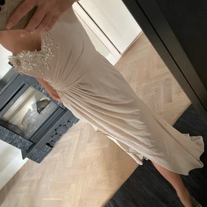 Lång fest klänning stoelek S  - Perfekt till studentfest eller bröllop! Använd endast 1 gång! Köpt utomlands, mycket unik och vackra detaljer 😍