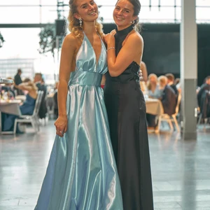 Balklänning  - Säljer  min fina klänning från Nakd x hanna schönberg i storlek 38 men sitter perfekt på mig som är en liten 38/36! 🤍   dm för fler bilder/frågor   