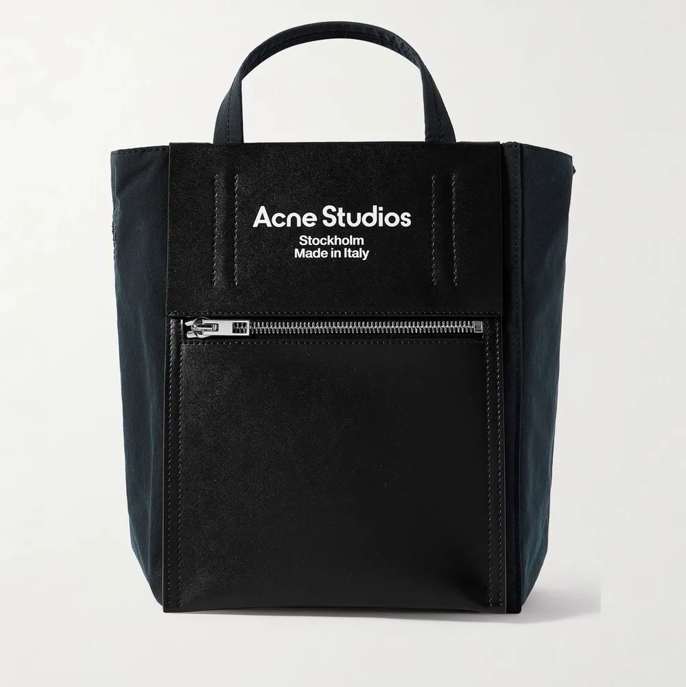 Säljer min svarta Tote Bag / Baker Bag från Acne Studios. Den är fortfarande i princip nyskick då jag inte haft den jättelänge och varit väldigt försiktig med den. Nypris: 3400:- . Väskor.