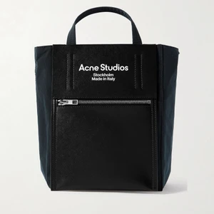 Acne Studios - Tote Bag - Säljer min svarta Tote Bag / Baker Bag från Acne Studios. Den är fortfarande i princip nyskick då jag inte haft den jättelänge och varit väldigt försiktig med den. Nypris: 3400:- 