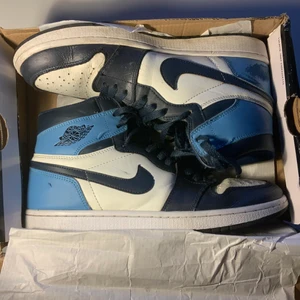 Jordan 1 high obsidians - Säljer dessa jordan 1 highs, inte jätte frächa, köp billigt vid snabb och smidig affär!