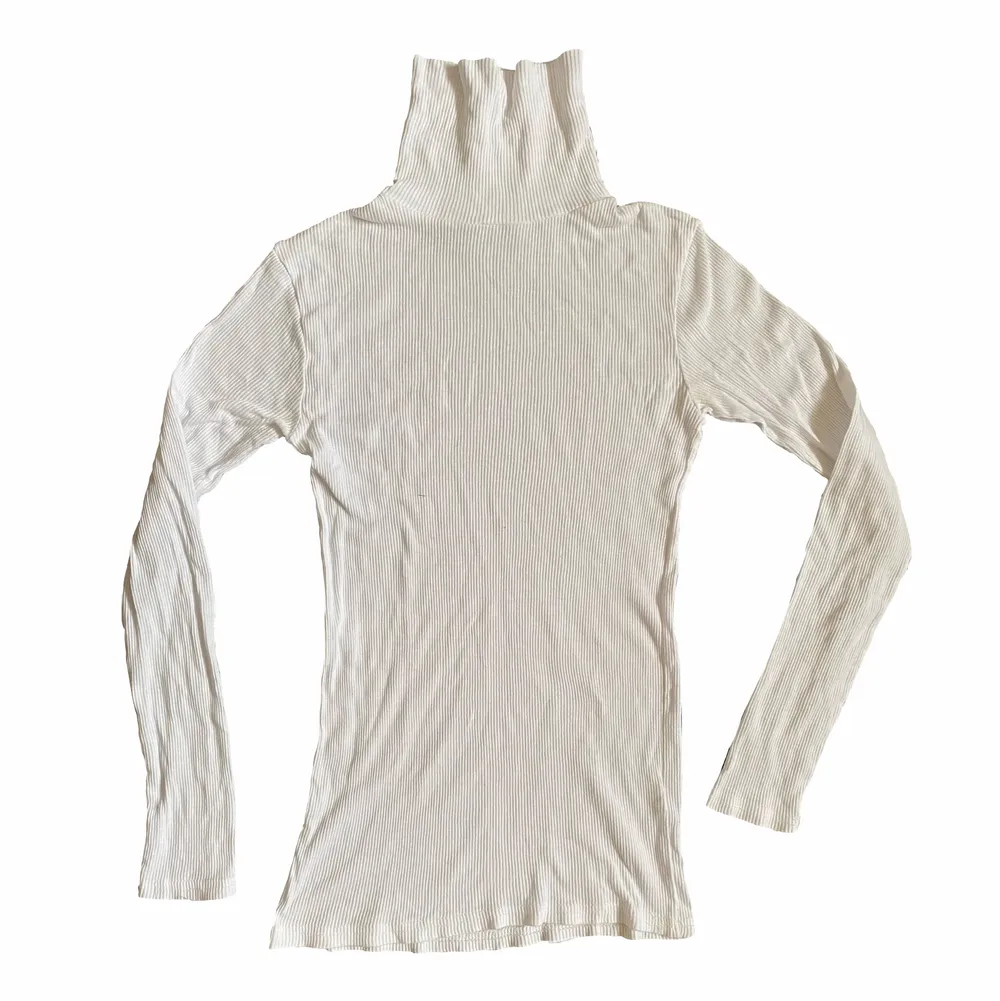 Säljer en jättefin vit polotröja som jag aldrig använt förut. Passar storlek xs och är perfekt att ha under andra plagg, tex t-shirts osv… Hör av dig vid intresse! <3. Tröjor & Koftor.