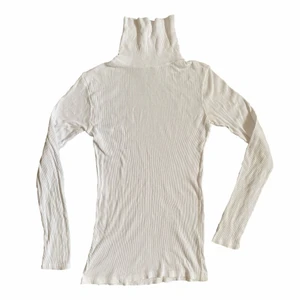 Enkel vit polotröja - Säljer en jättefin vit polotröja som jag aldrig använt förut. Passar storlek xs och är perfekt att ha under andra plagg, tex t-shirts osv… Hör av dig vid intresse! <3