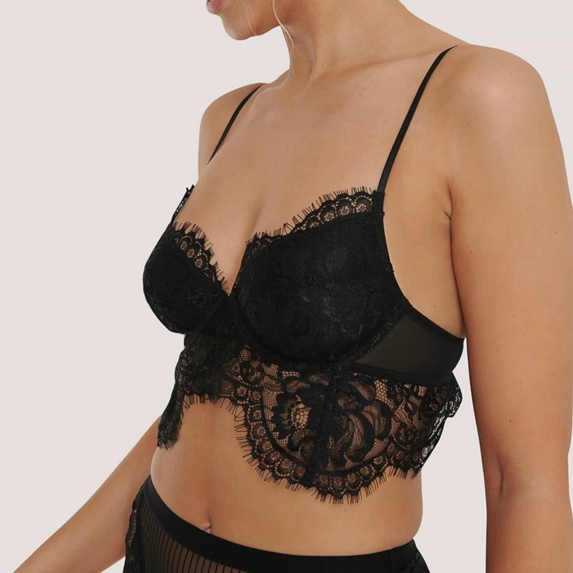 Bh med spetskupor - 90