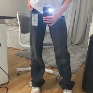 Zara jeans - Zara jeans i storlek 34, helt ny och oanvänd , prislapp sitter kvar. Så populära och helt slutsålt på hemsidan. 💕🥰💓