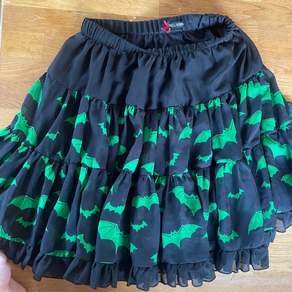 En hell Bunny kjol med fladder möss. Betalade 500+frakt för den men användes inte mer än 2 ggr. Vet inte riktigt vad shipping kommer bli men fråga gärna så kommer jag med svar :). Kjolar.