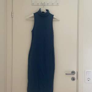 Lång blå klänning från zara i storlek M. Nytt skick använt endast en gång. 