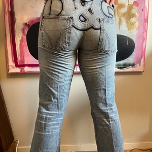 Lågmidjade D&G vida byxor - Jag är 170 cm lång och byxorna går över fötterna. Riktigt snygg passform. Mycket bra skick. Säljer pga inte använder. Jag är storlek 40. Passar från storlek 36-40.  Lågmidjade. Perfekta byxor helt enkelt.