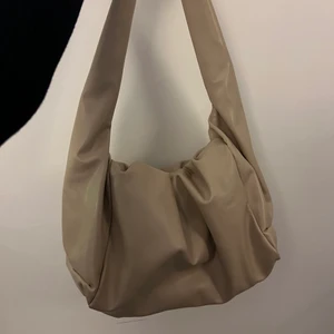 Mini väska - Jätte snygg beige väska från Nelly, helt oanvänd. Vid snabb affär kan pris diskuteras💞