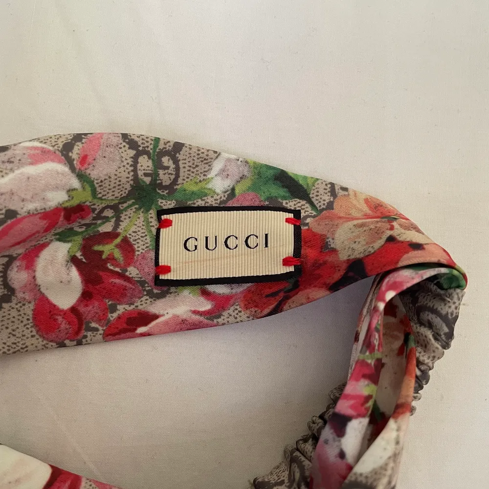 Äkta Gucci hårband i silke som tyvärr aldrig kom till använding💗 helt nyskick, nypris över 3000 säljer för 1500💗. Accessoarer.