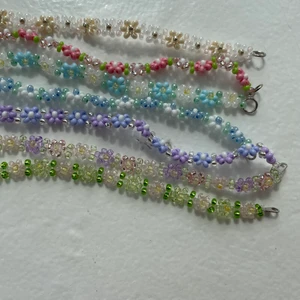 Pärlade armband  - Pärlade armband i olika färger, går att önska färg och längd på armbandet 💗🌸🌼  Frakten ingår i priset 🌸