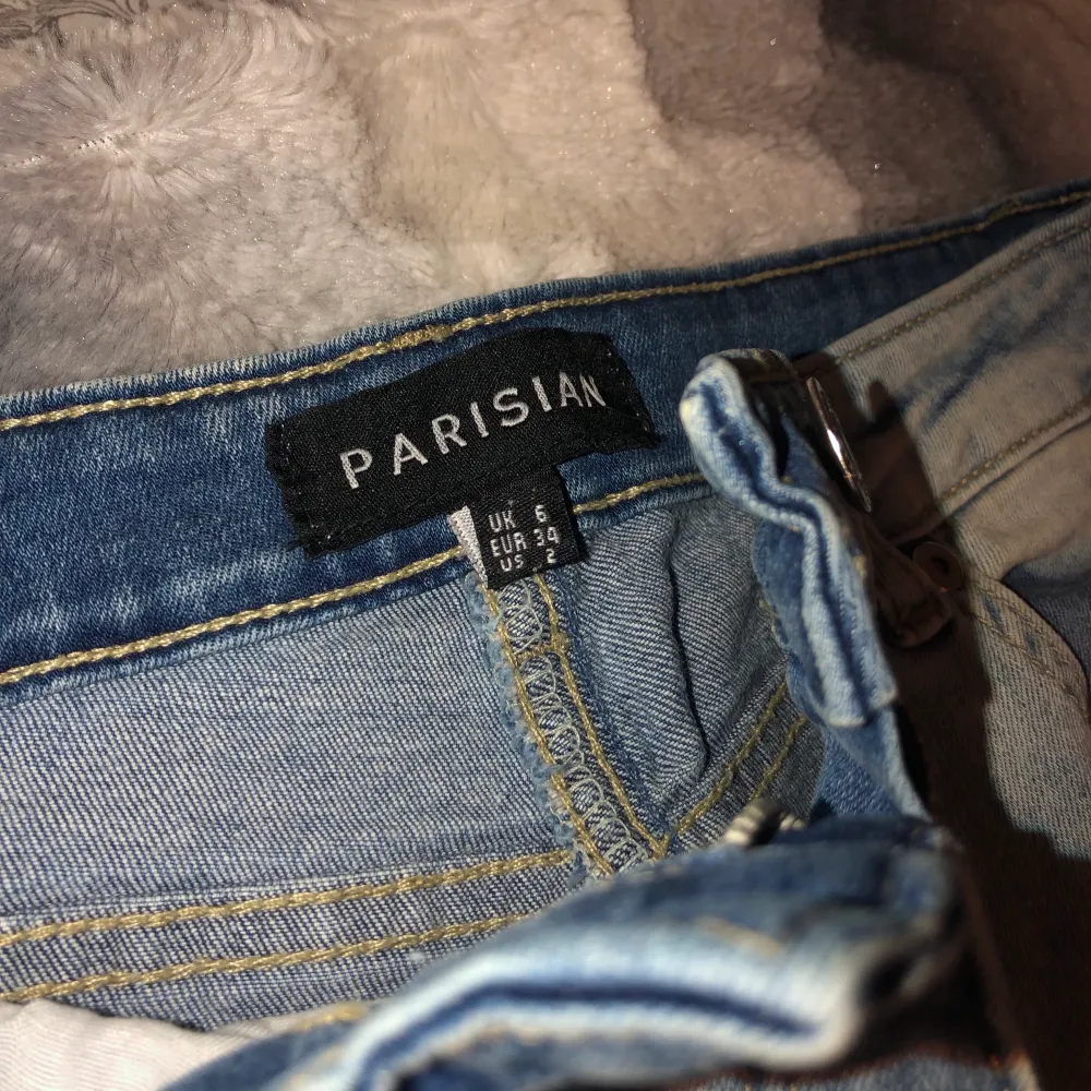 Superfina blå bootcut jeans ifrån madlady som inte längre säljs, jättefin blå färg och såå stretchiga, aldrig använda därav priset💕köpta för 499kr, säljer för 300kr+frakt💕. Jeans & Byxor.