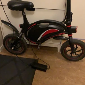 El scooter  - Hej har haft scootern ungefär 1 år tänker o sälja den för är intresserad i en annan scooter. Scootern funkar helt felfritt pris kan diskuteras skriv privat om mer information eller bilder😊