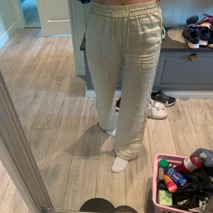 Linnebyxor  - Säljer dessa linnebyxor från Zara, köpta förra året så tror inte de finns att köpa längre, använder de tyvärr inte då jag har ett par andra linnebyxor, jag är 171🤍 köparen står för frakten 