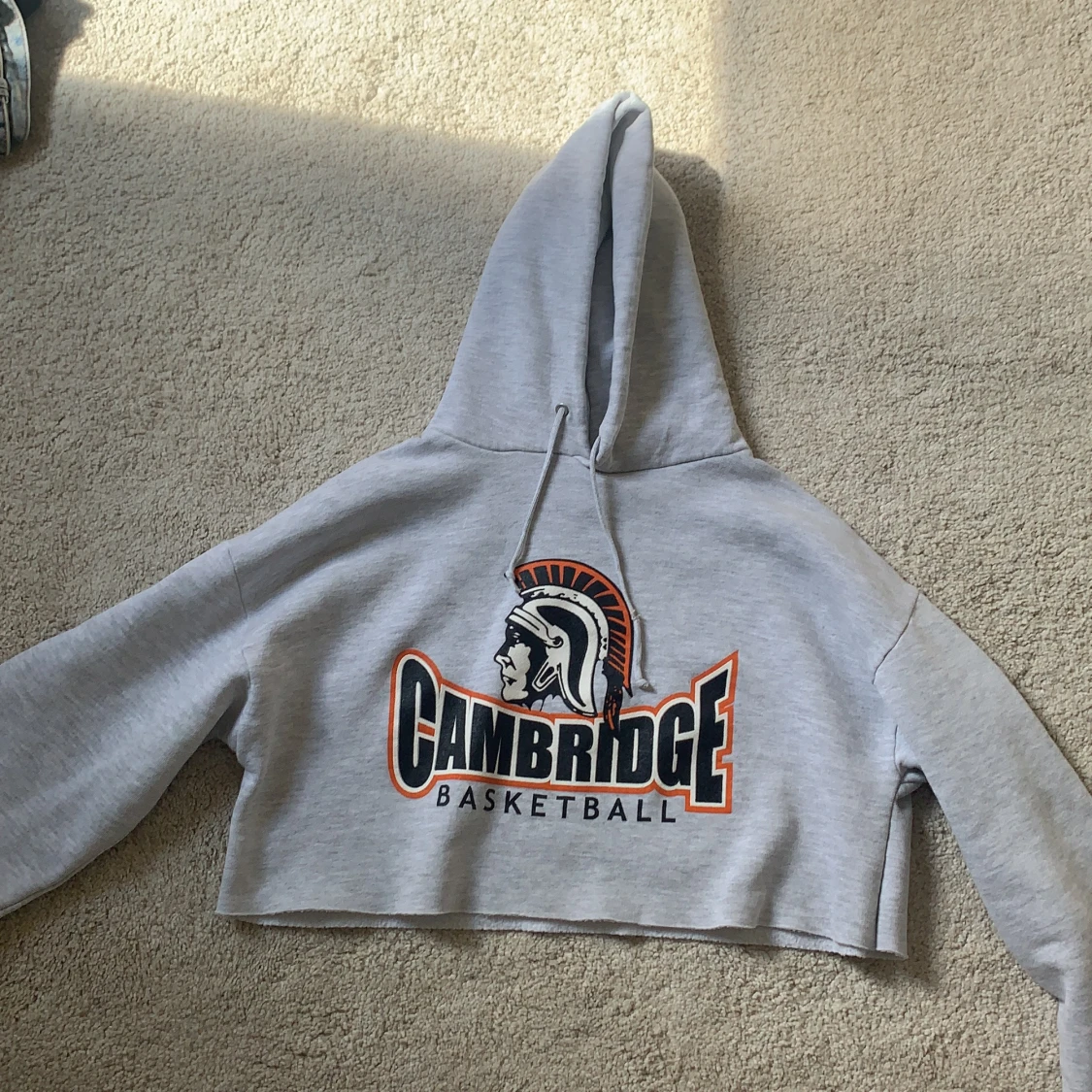 En grå hoodie  - 90