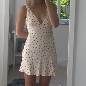 Söt klänning🍓 - Säljer denna supersöta klänning från Zara, finns inte längre kvar. Storlek S, använd fåtal gånger. Jättesöt och fin till sommaren💗 bud gäller fram till lördag 28/5, går även att köpa direkt vid bra pris och snabb affär🌟🌟 köpare står för frakt 
