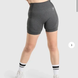 Gymshark shorts - Säljer dessa skit snygga gymshark shorts, säljer pga att de aldrig kommer till användning. Använd fåtal gånger så super bra skick! 