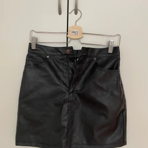 Kjol - Säljer den hör skinnkjolen då den aldrig är använd och inte kommer till användning.  