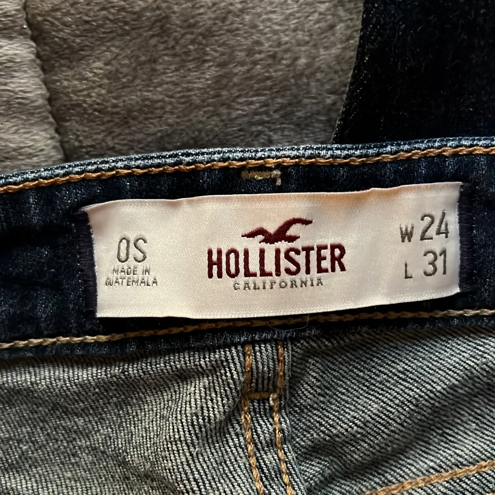 Säljer dessa jätte fina jeans från Hollister, då de är för små för mig. Low waist, 24x31. Anvämda fåtal gånger så i bra skick. Frakt ingår!. Jeans & Byxor.