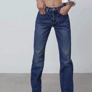 Jättefina jeans från zara, midrise köp direkt för 250kr❤️