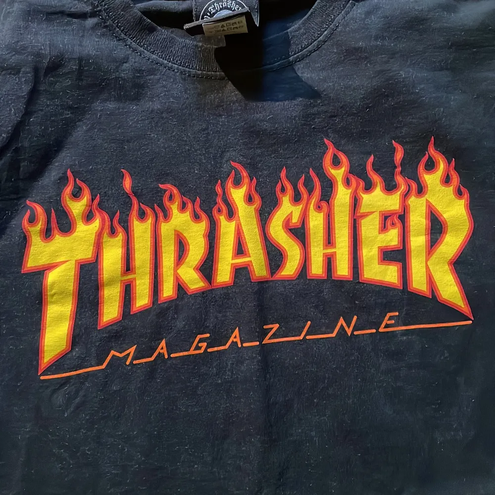 En svart thrasher t-shirt som knappt är andvänd och väldigt bra skick. Säljer pga den är lite för liten. Köparen står för frakt.. T-shirts.