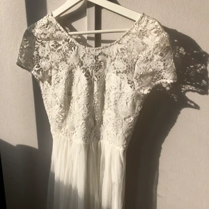 Klänning - Helt ny sommarklänning från Vila i strl XS🌸 Lapparna sitter fortfarande kvar och priset är 300 inkl frakt🥰 Klänningen är xs men passar mig som är s i vanliga fall.