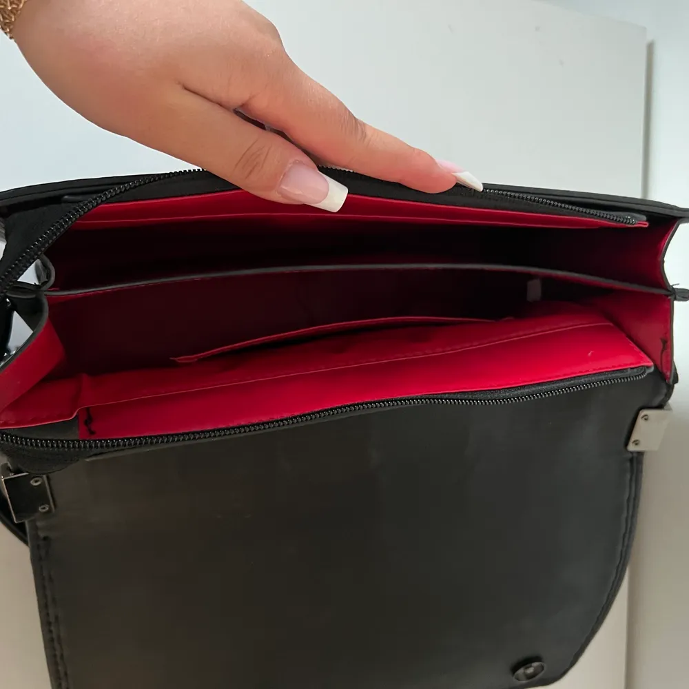 Svart väska använt fåtal gånger  Röd på insidan . Väskor.