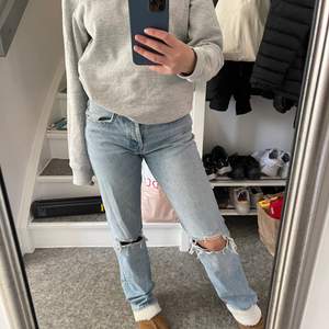 Mid rise straight jeans från zara i storlek 36! Knappt användna, 150kr+frakt