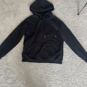 ‼️säljer denna superfina svarta hoodien💓 - 💓💓säljer denna supersöta svarta hoodien ifrån hm. I storlek XS .Köpte den förr förra i jätte bra skick.  säljer den då den tyvärr inte kommer till andvändning. 💓💓