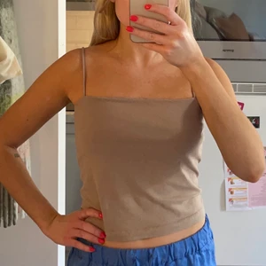 Beige topp storlek M - Beige kort topp. Storlek M! Fint skick! 