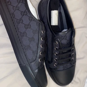 Gucci skor  - Helt nya aldrig använt allt sitter fortfarande på, extra snören följer med. Jätte fina och perfekta för sommaren. Fick dom i present från Paris men det var fel storlek.