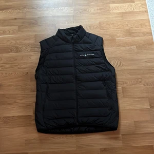 SAIL RACING VÄST  - säljer min äkta Sail racing väst, nyskick, endast testad. Storlek m, men passar s. Nypris 2000 säljs för 1000 (pris kan diskuteras), köparen står för frakt! Om flera är intresserade så får man buda privata bud till mig💓💕