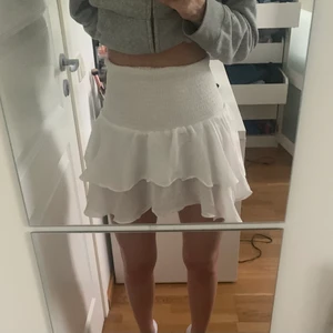 Kjol - En så fin vit volangkjol, perfekt till sommaren! Buda privat till mig vid intresse💗
