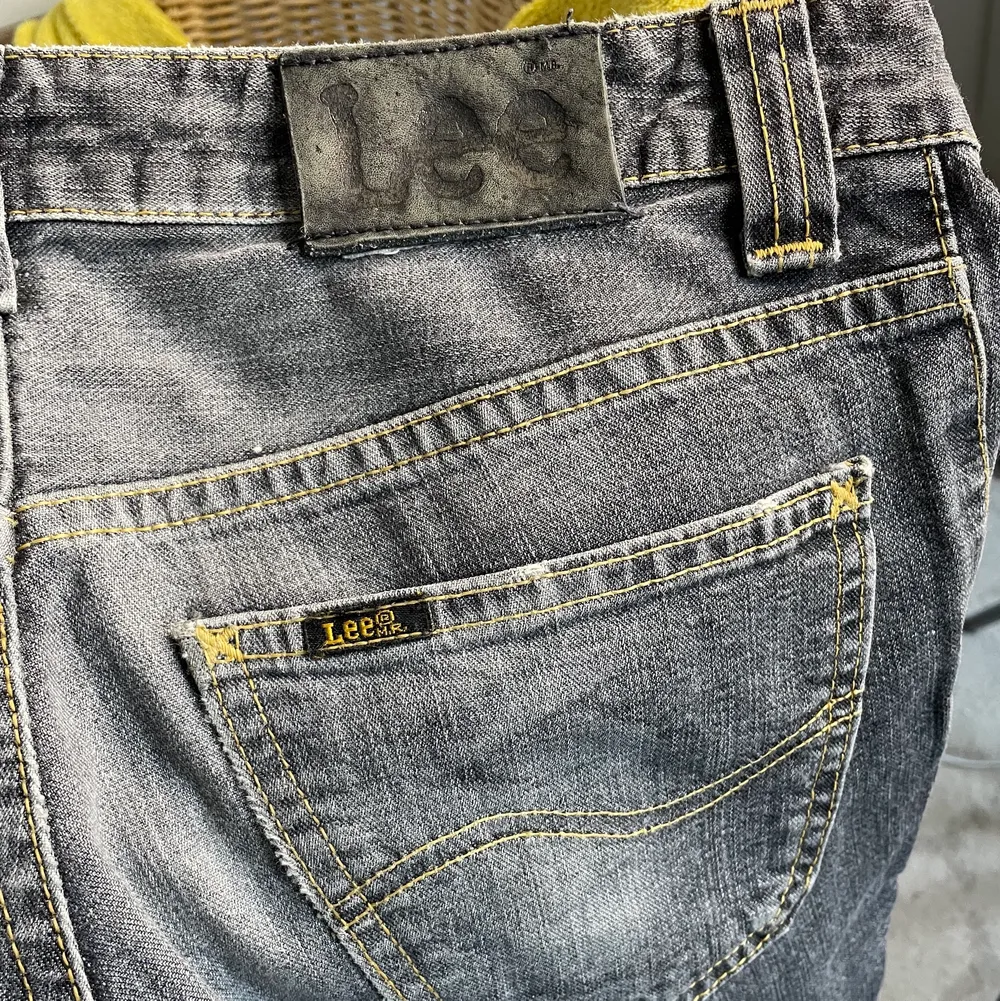 Gråa Lågmidjade jeans köpta från secondhand 💖 de är jätte långa och flare och vill gärna sälja de💕  Priset kan diskuteras & frakten varierar💗 Kontakta  om mer bilder eller info ✨. Jeans & Byxor.