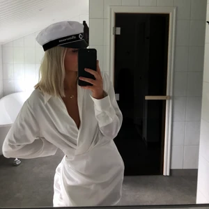 Studentklänning - Älskar denna klänningen enormt❤️ köpte den här på Plick men den var tyvärr förliten:( (har en likadan så den på bilden är i storlek M)
