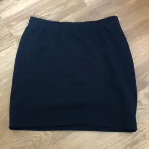 En svart mini kjol i storlek 34